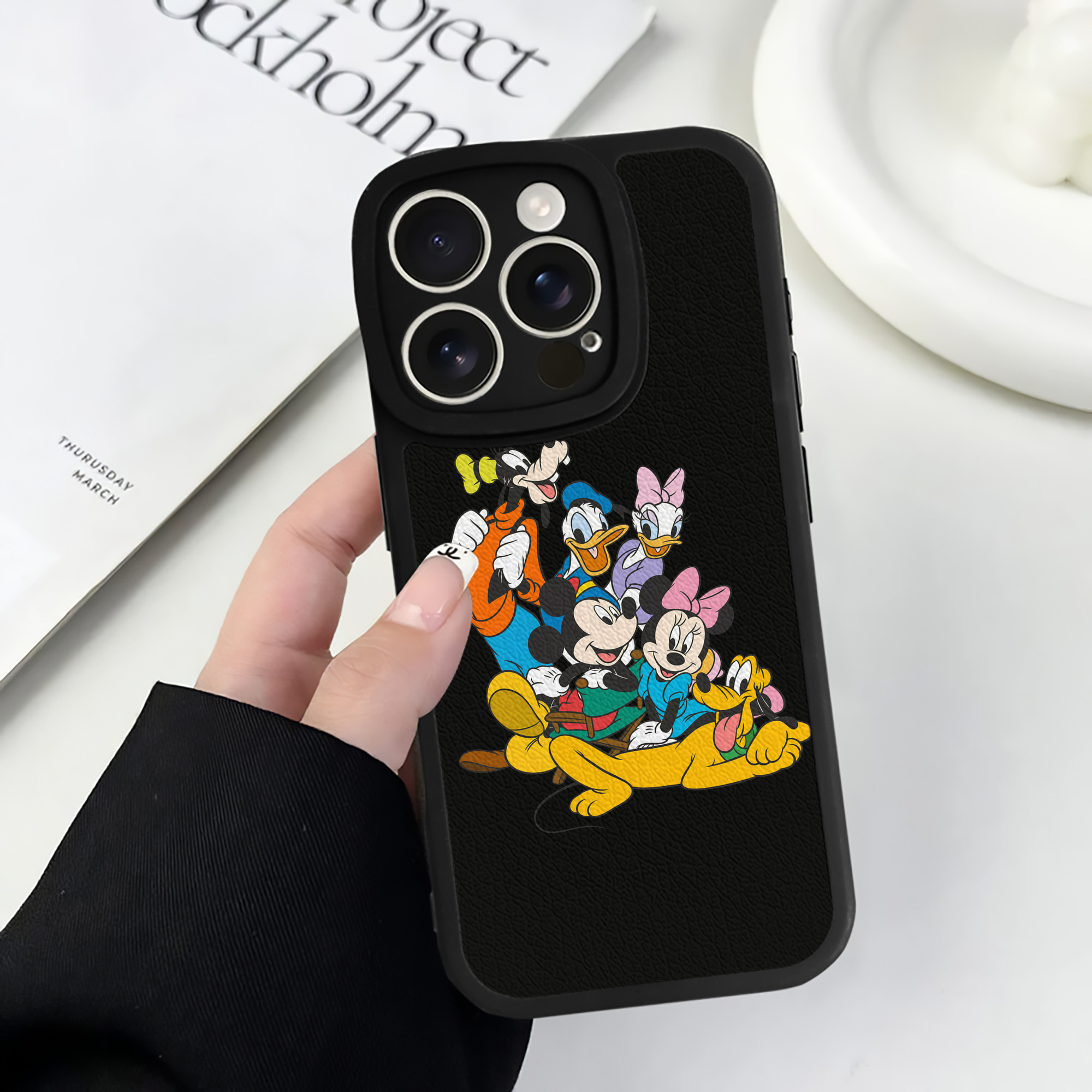 （画像用） ミッキーマウス Mickey Mouse 【iPhone 16シリーズ対応】シリコンスマホケース（レザー調） 材質：シリコン